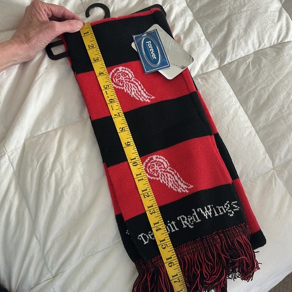 NHL Forever Collectibles Detroit Redwings Scarf NWT Red Black stripes fringe - Picture 8 of 8